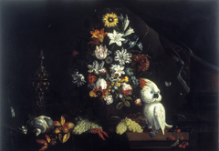 Stilleven met bloemen in een vaas en een kaketoe by Jacob Marrel