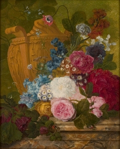 Een vaas met bloemen op een marmeren blad by Jacobus Linthorst