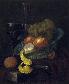 Stilleven met Chinese schaal en vruchten by Willem Kalf