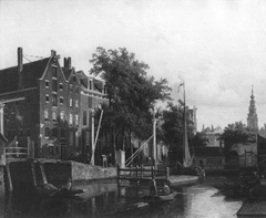 Stadsgezicht Gelderse kade bij de Nieuwmarkt by Cornelis Springer