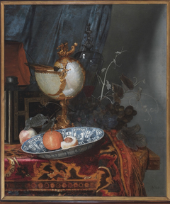 Stilleven met Chinees bord, nautilusbokaal en vruchten. by Adriaen van der Spelt