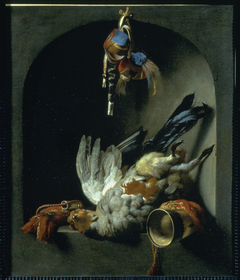 Stilleven met dode vogel en jachtgerei voor de valkenjacht, in een nis by Melchior d'Hondecoeter