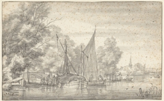 Gezicht op een rivier met mensen bij en op boten by Jacob Esselens