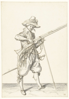 Soldaat op wacht die de lont op de haan van zijn musket de juiste plek en vorm geeft by Jacob de Gheyn II