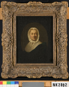 Portret van een vrouw by Anonymous