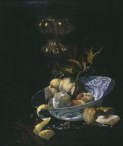 Stilleven met Chinese schaal en vergulde bokaal by Willem Kalf