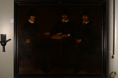 Drie regenten van het Oude Mannen(gast)huis te Alkmaar by Dirck Metius